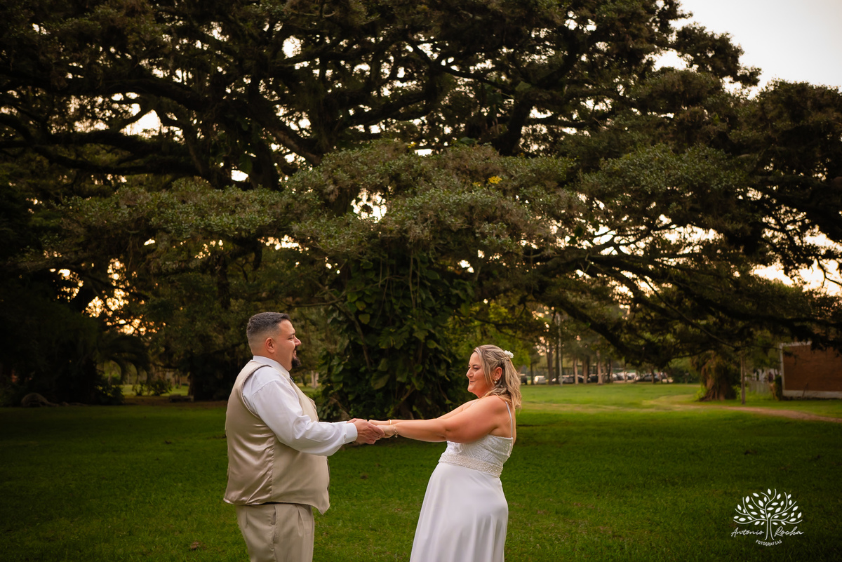 Casamento Cata e Dani - Catarina e Daniel - Clube Caça e Pesca - Casamento ao ar livre - buquê - noivo - noiva - filhos - alianças - pajem - aia - vestido de noiva - Antonio Rocha Fotografias - Pelotas - RS - Cerimônia e Festa de Casamento - Fábio Saraiva