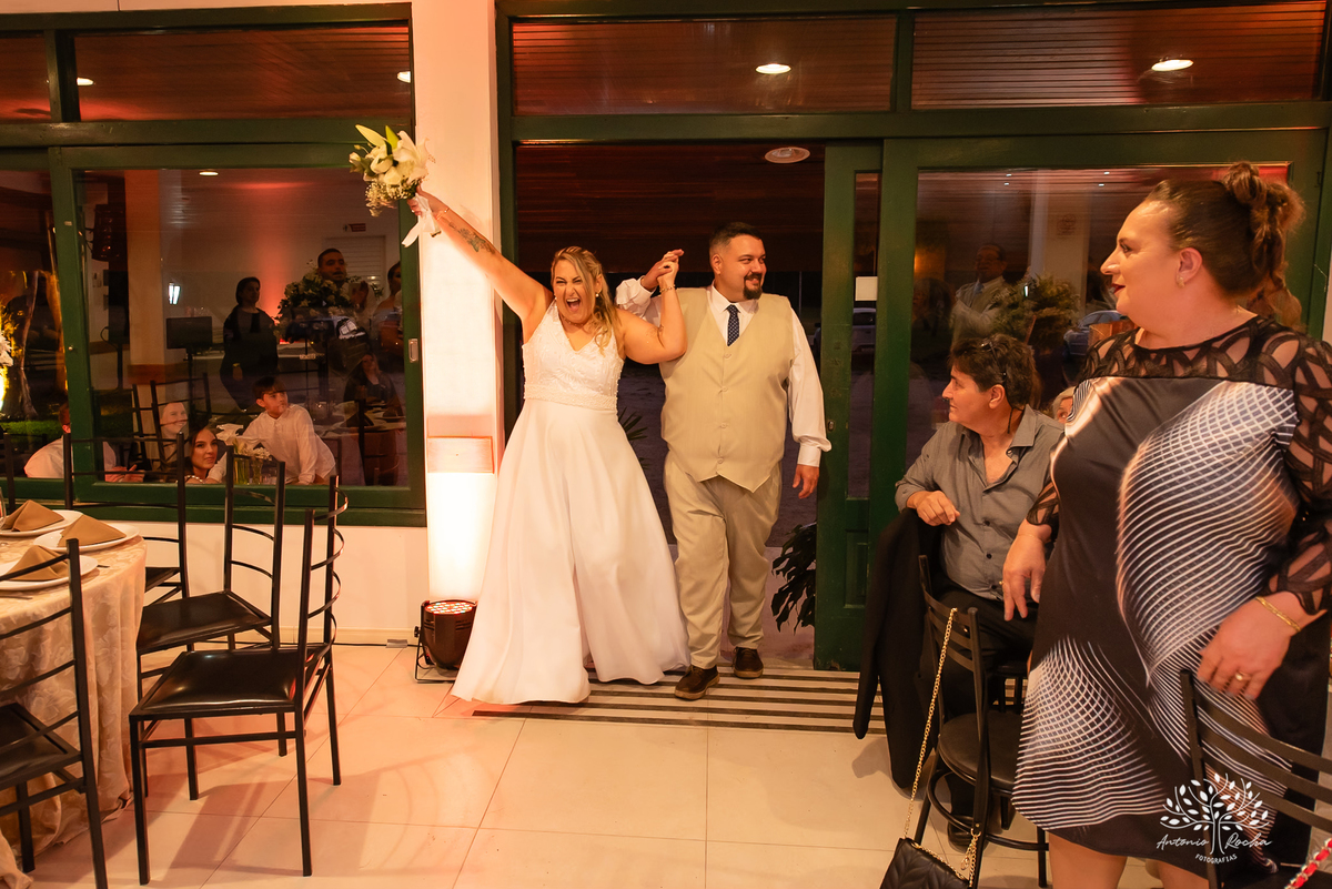 Casamento Cata e Dani - Catarina e Daniel - Clube Caça e Pesca - Casamento ao ar livre - buquê - noivo - noiva - filhos - alianças - pajem - aia - vestido de noiva - Antonio Rocha Fotografias - Pelotas - RS - Cerimônia e Festa de Casamento - Fábio Saraiva