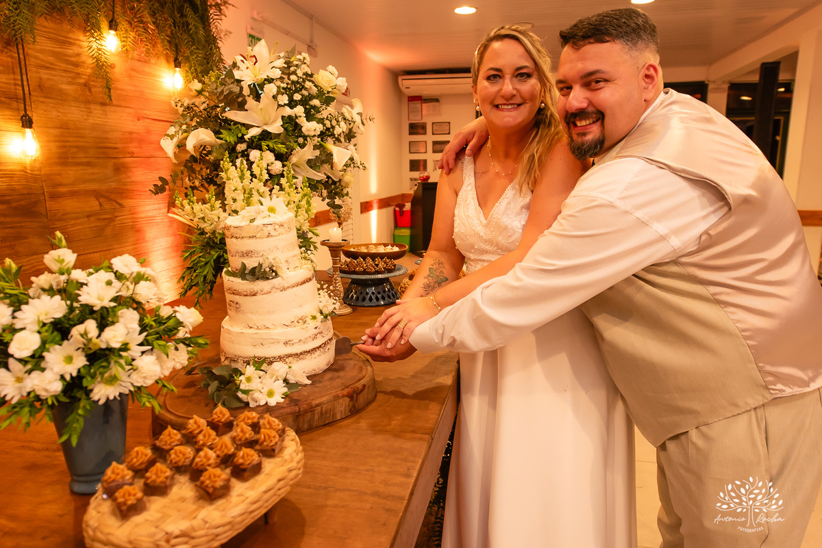 Casamento Cata e Dani - Catarina e Daniel - Clube Caça e Pesca - Casamento ao ar livre - buquê - noivo - noiva - filhos - alianças - pajem - aia - vestido de noiva - Antonio Rocha Fotografias - Pelotas - RS - Cerimônia e Festa de Casamento - Fábio Saraiva