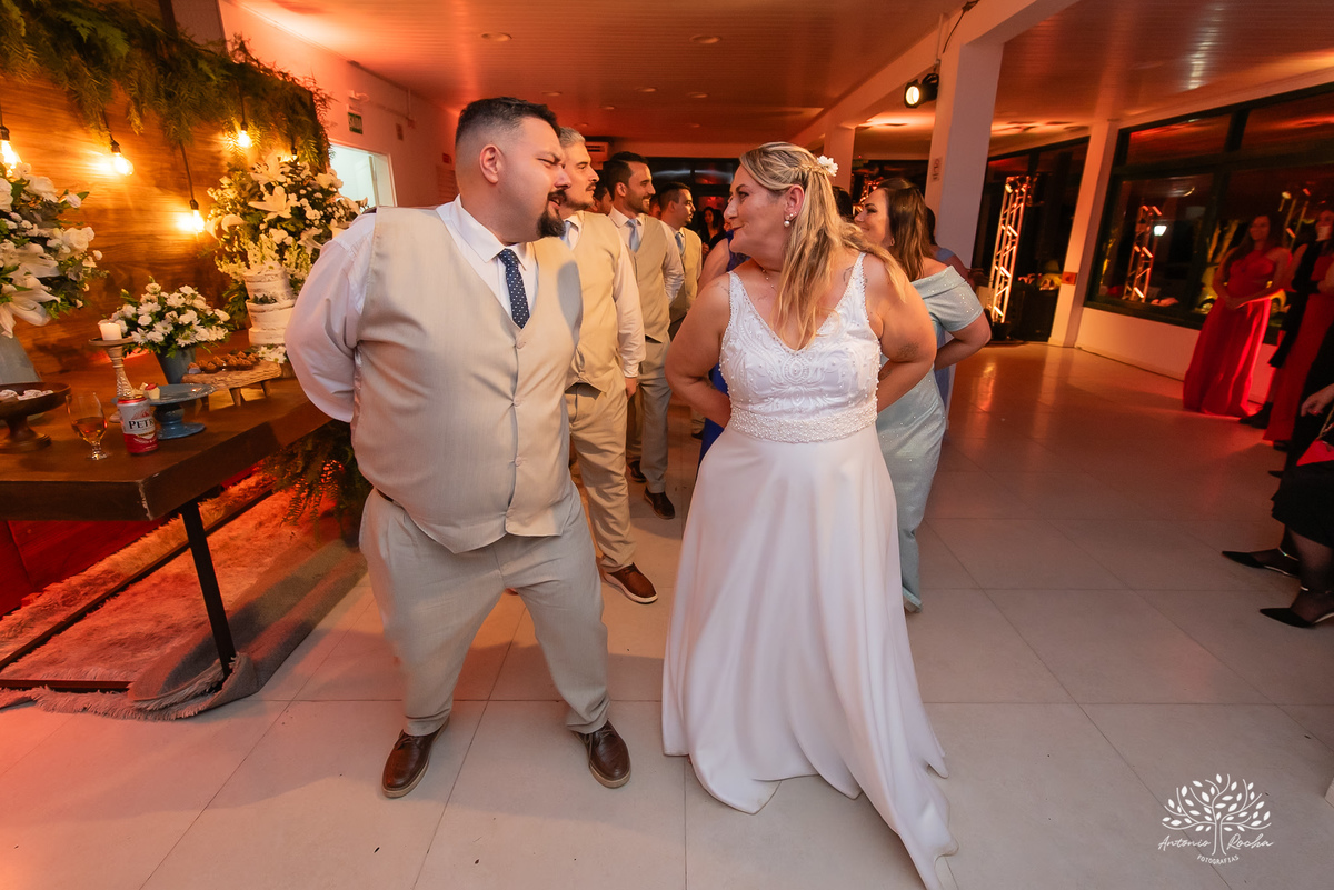 Casamento Cata e Dani - Catarina e Daniel - Clube Caça e Pesca - Casamento ao ar livre - buquê - noivo - noiva - filhos - alianças - pajem - aia - vestido de noiva - Antonio Rocha Fotografias - Pelotas - RS - Cerimônia e Festa de Casamento - Fábio Saraiva