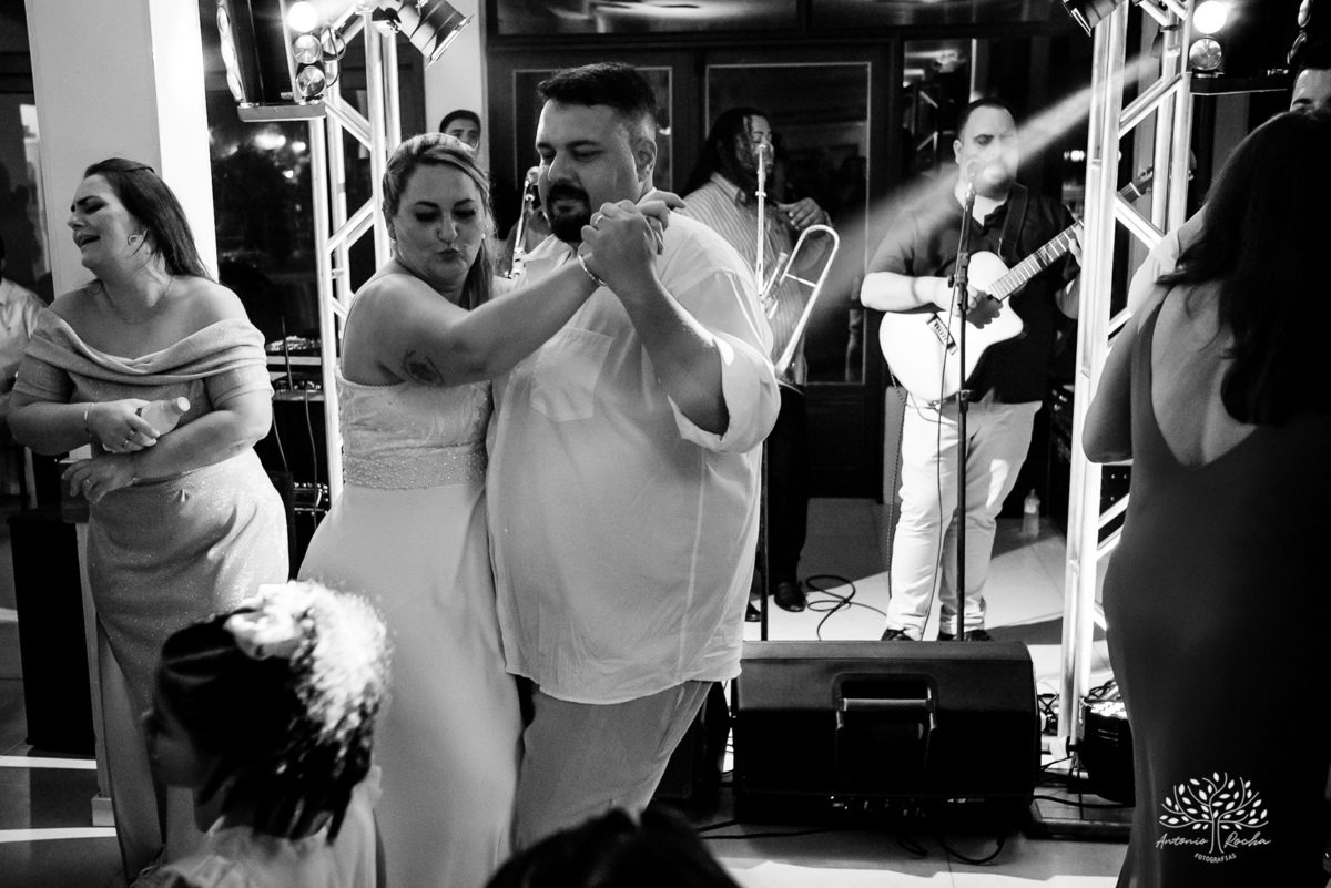 Casamento Cata e Dani - Catarina e Daniel - Clube Caça e Pesca - Casamento ao ar livre - buquê - noivo - noiva - filhos - alianças - pajem - aia - vestido de noiva - Antonio Rocha Fotografias - Pelotas - RS - Cerimônia e Festa de Casamento - Fábio Saraiva