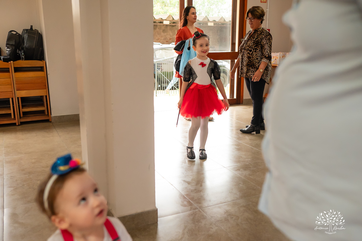 Elisa - Gabriela - 2 anos - Festa Infantil - Luis - Camila - Festa de Criança - Fotografia de Família - Circo - Palhacinha - Mágica - Lúdico - Condomínio Rua Brasil -  salão de festas - decoração - Temática de Circo - Pelotas - Antonio Rocha