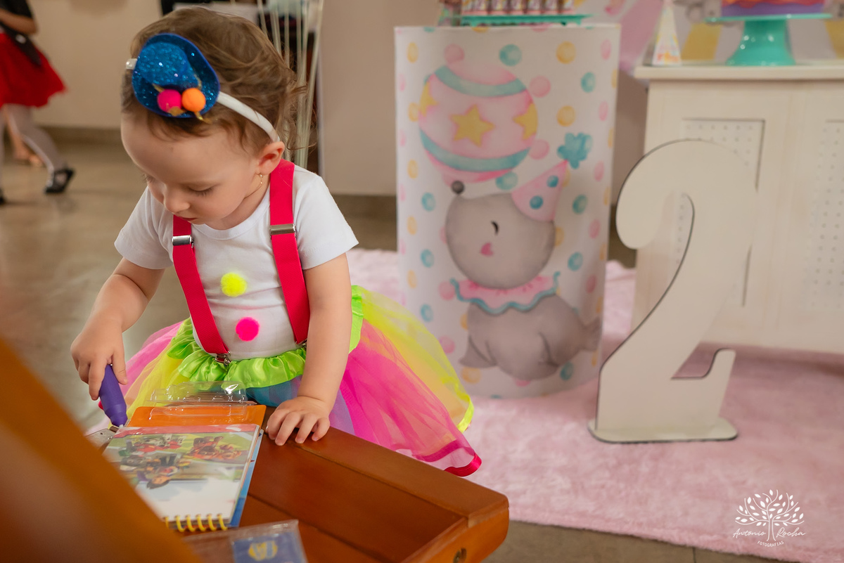 Elisa - Gabriela - 2 anos - Festa Infantil - Luis - Camila - Festa de Criança - Fotografia de Família - Circo - Palhacinha - Mágica - Lúdico - Condomínio Rua Brasil -  salão de festas - decoração - Temática de Circo - Pelotas - Antonio Rocha