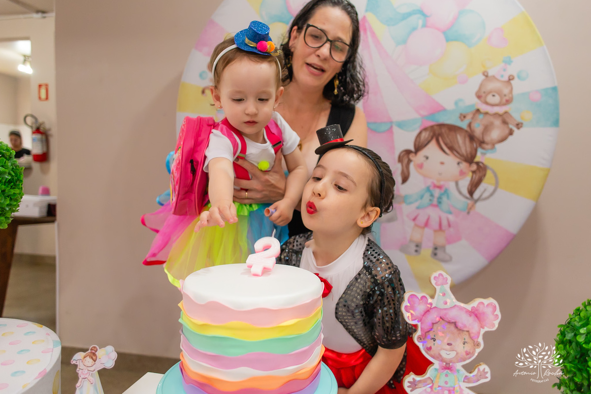 Elisa - Gabriela - 2 anos - Festa Infantil - Luis - Camila - Festa de Criança - Fotografia de Família - Circo - Palhacinha - Mágica - Lúdico - Condomínio Rua Brasil -  salão de festas - decoração - Temática de Circo - Pelotas - Antonio Rocha