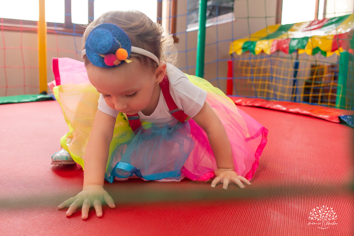Elisa - Gabriela - 2 anos - Festa Infantil - Luis - Camila - Festa de Criança - Fotografia de Família - Circo - Palhacinha - Mágica - Lúdico - Condomínio Rua Brasil -  salão de festas - decoração - Temática de Circo - Pelotas - Antonio Rocha
