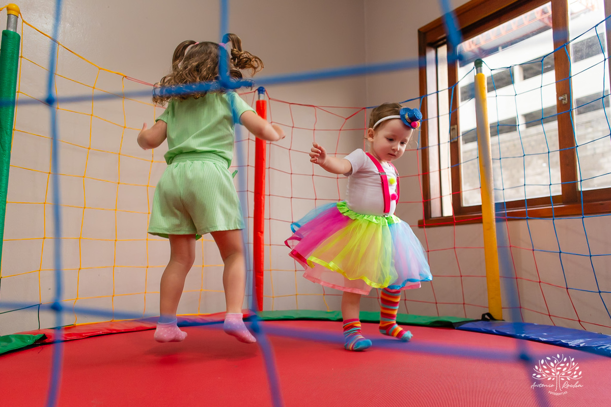 Elisa - Gabriela - 2 anos - Festa Infantil - Luis - Camila - Festa de Criança - Fotografia de Família - Circo - Palhacinha - Mágica - Lúdico - Condomínio Rua Brasil -  salão de festas - decoração - Temática de Circo - Pelotas - Antonio Rocha