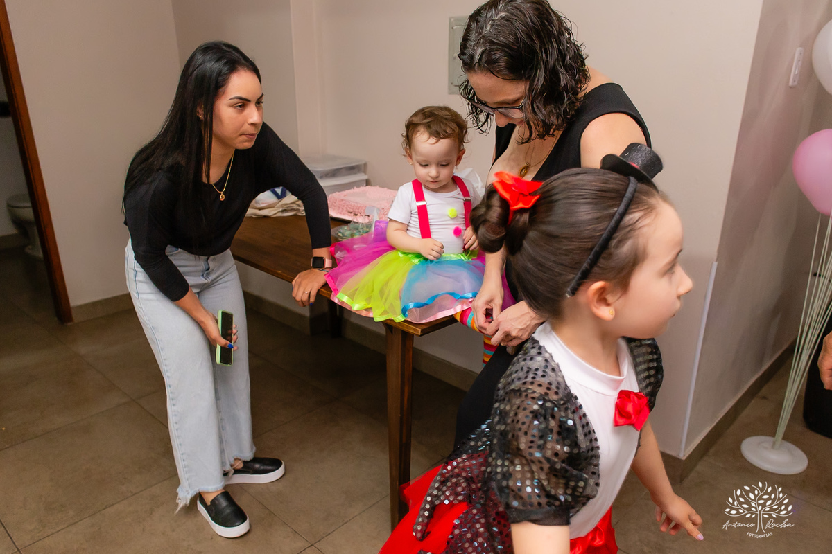 Elisa - Gabriela - 2 anos - Festa Infantil - Luis - Camila - Festa de Criança - Fotografia de Família - Circo - Palhacinha - Mágica - Lúdico - Condomínio Rua Brasil -  salão de festas - decoração - Temática de Circo - Pelotas - Antonio Rocha