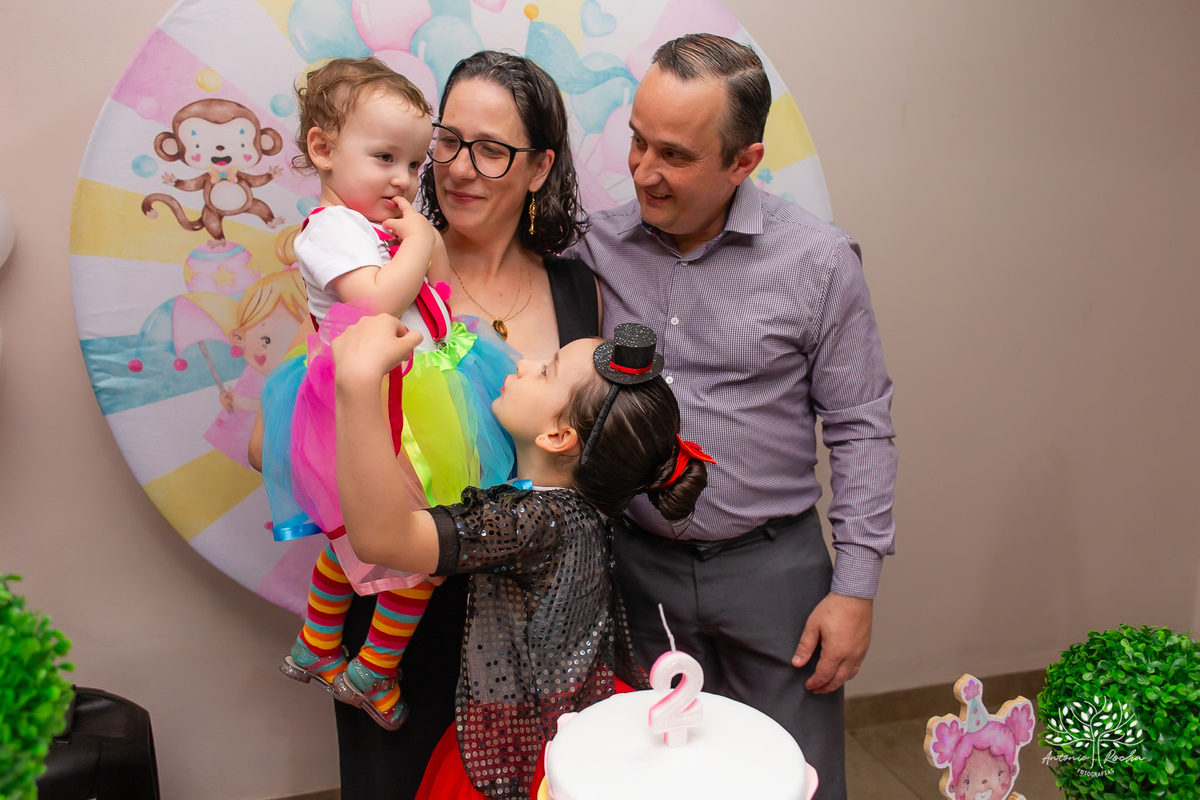 Elisa - Gabriela - 2 anos - Festa Infantil - Luis - Camila - Festa de Criança - Fotografia de Família - Circo - Palhacinha - Mágica - Lúdico - Condomínio Rua Brasil -  salão de festas - decoração - Temática de Circo - Pelotas - Antonio Rocha