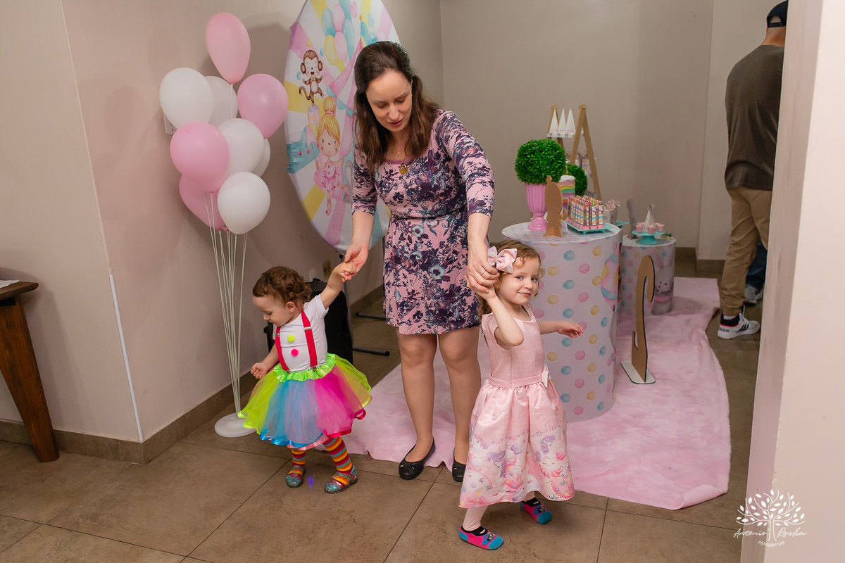 Elisa - Gabriela - 2 anos - Festa Infantil - Luis - Camila - Festa de Criança - Fotografia de Família - Circo - Palhacinha - Mágica - Lúdico - Condomínio Rua Brasil -  salão de festas - decoração - Temática de Circo - Pelotas - Antonio Rocha
