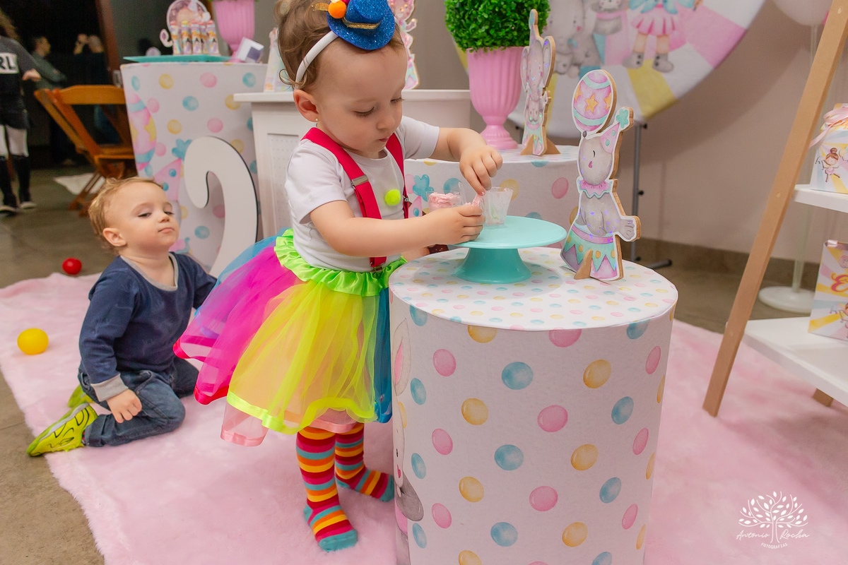 Elisa - Gabriela - 2 anos - Festa Infantil - Luis - Camila - Festa de Criança - Fotografia de Família - Circo - Palhacinha - Mágica - Lúdico - Condomínio Rua Brasil -  salão de festas - decoração - Temática de Circo - Pelotas - Antonio Rocha