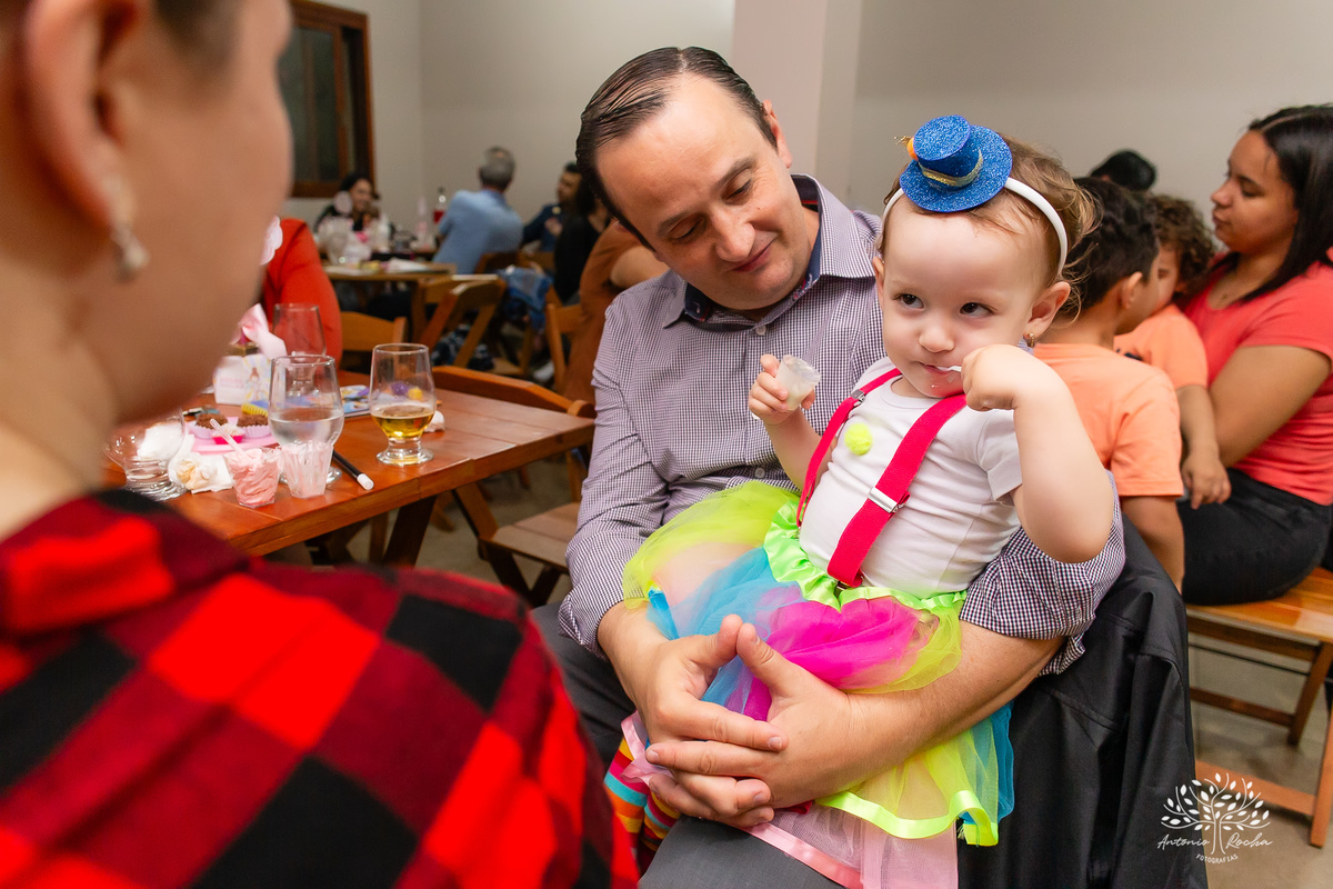 Elisa - Gabriela - 2 anos - Festa Infantil - Luis - Camila - Festa de Criança - Fotografia de Família - Circo - Palhacinha - Mágica - Lúdico - Condomínio Rua Brasil -  salão de festas - decoração - Temática de Circo - Pelotas - Antonio Rocha