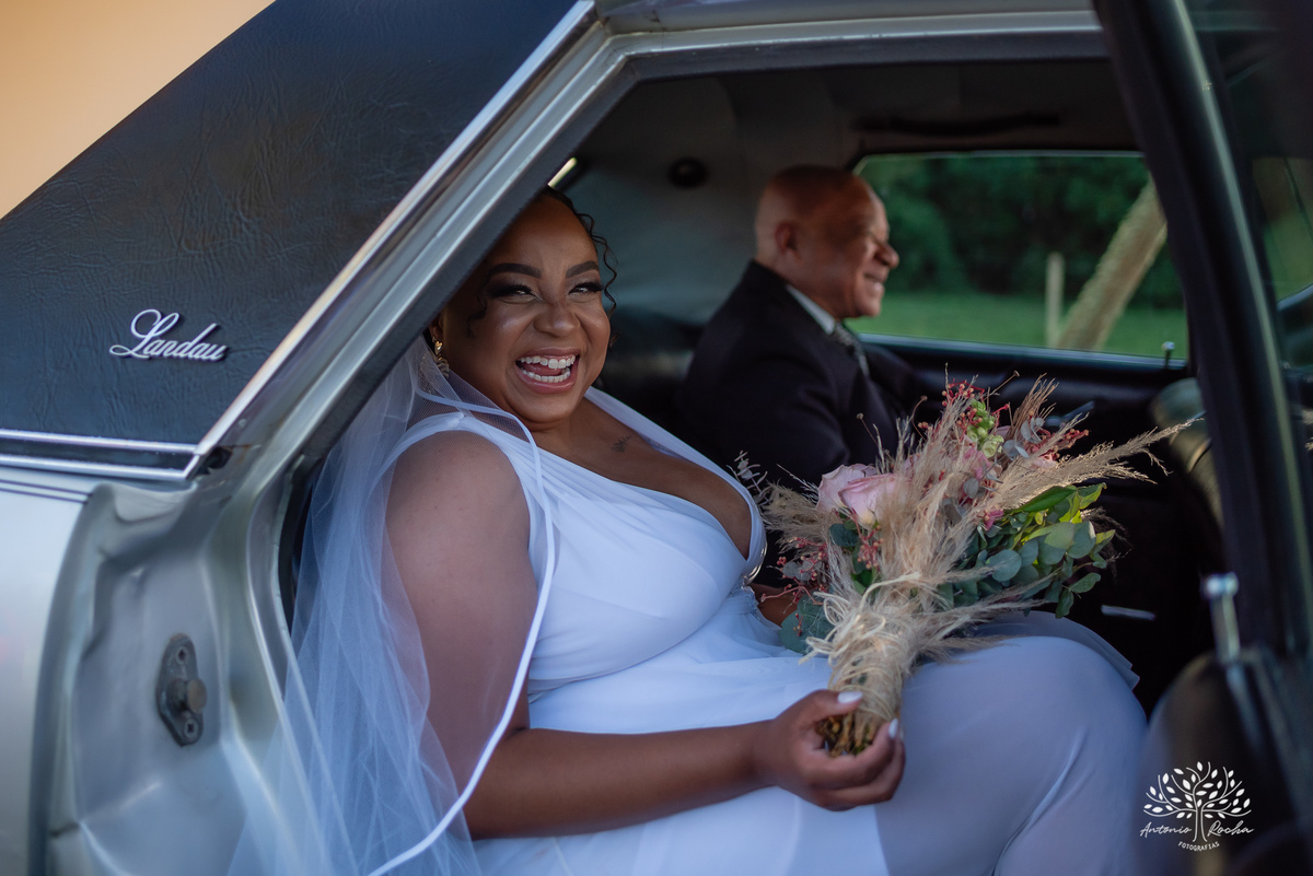 Caroline – Carol – Filipe – Casamento – Hora do Sim – Dia do Sim – Noivo – Noiva – Carro Antigo – Vestido de Noiva – Terno do Noivo – Buquê dos Sonhos - Pelotas - Antonio Rocha