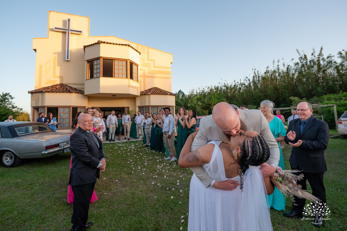 Caroline – Carol – Filipe – Casamento – Hora do Sim – Dia do Sim – Noivo – Noiva – Carro Antigo – Vestido de Noiva – Terno do Noivo – Buquê dos Sonhos - Pelotas - Antonio Rocha