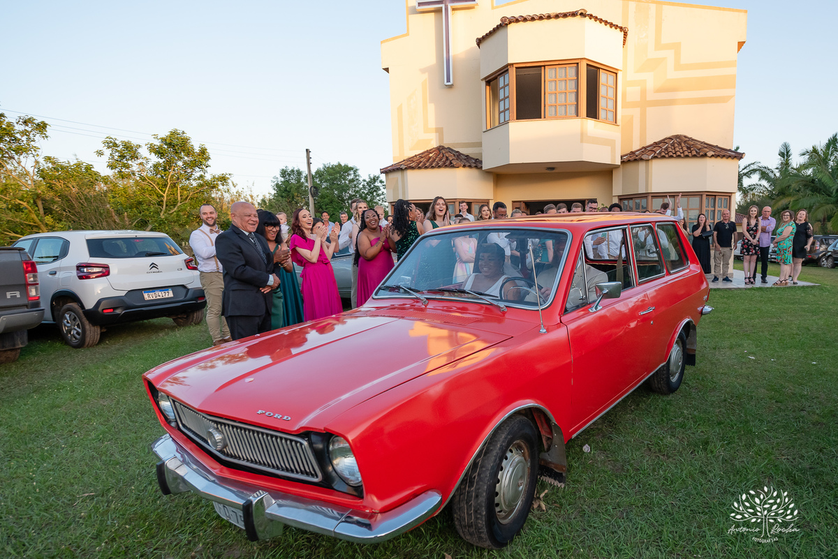 Caroline – Carol – Filipe – Casamento – Hora do Sim – Dia do Sim – Noivo – Noiva – Carro Antigo – Vestido de Noiva – Terno do Noivo – Buquê dos Sonhos - Pelotas - Antonio Rocha