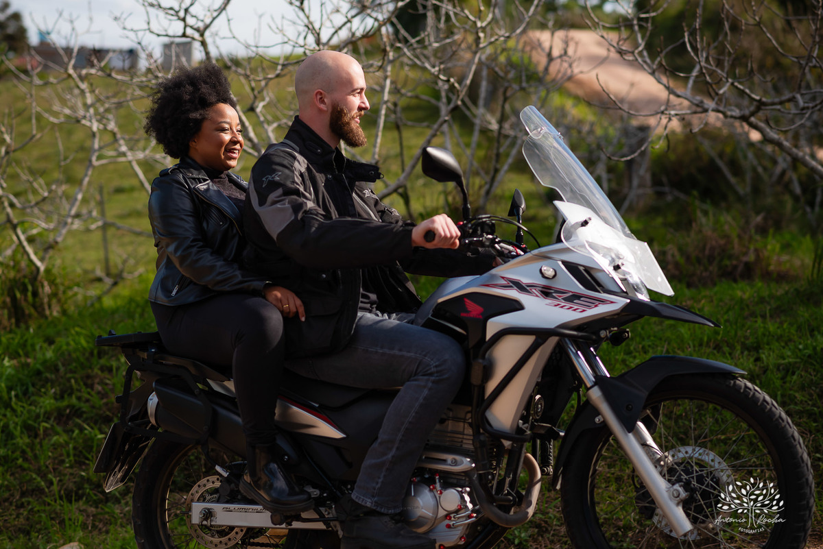 Caroline – Carol – Filipe – Casamento – Hora do Sim – Dia do Sim – Noivo – Noiva – Carro Antigo – Vestido de Noiva – Terno do Noivo – Buquê dos Sonhos - Pelotas - Antonio Rocha - Cabana - Morro Redondo - Bella Vista - Motoqueiro