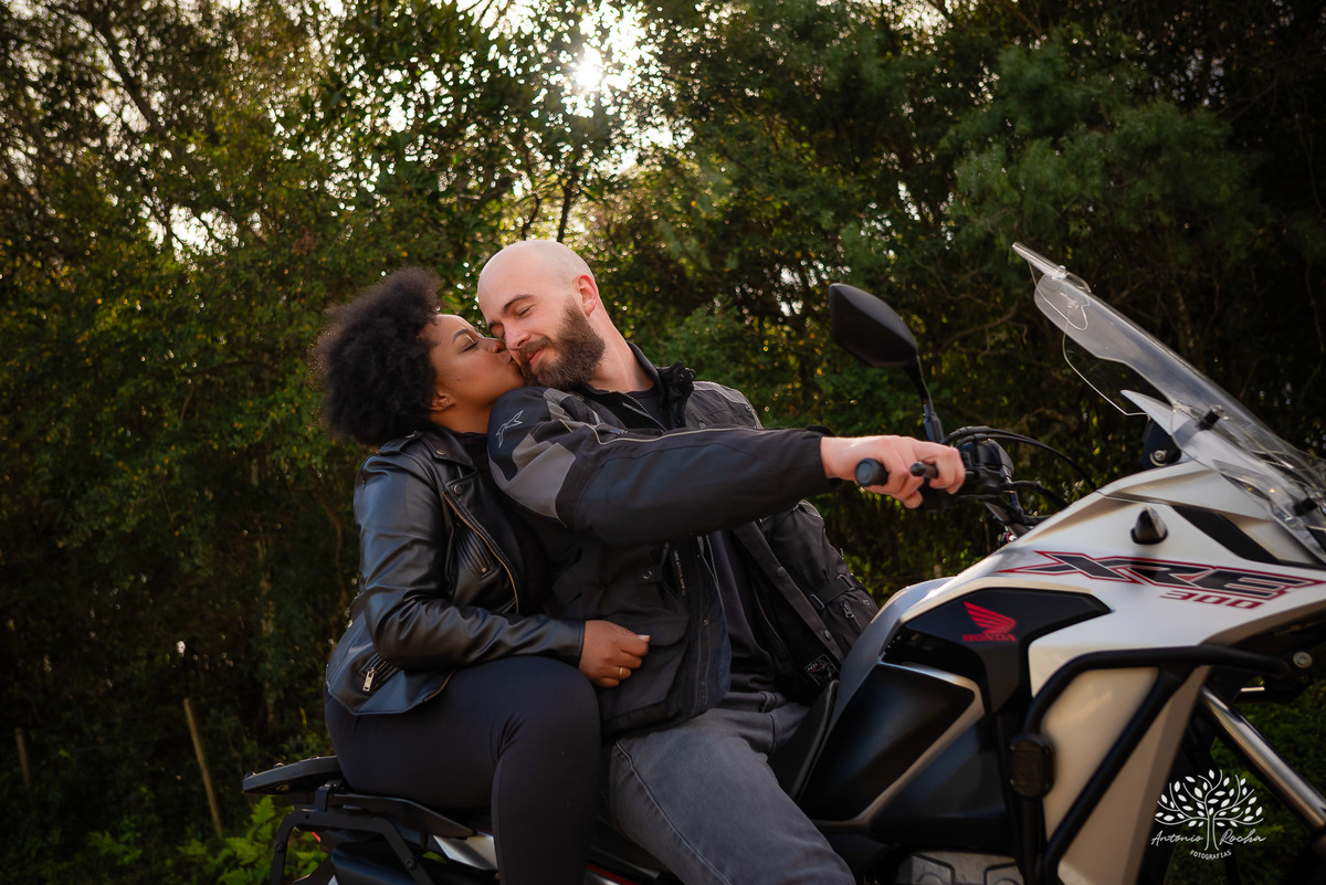 Caroline – Carol – Filipe – Casamento – Hora do Sim – Dia do Sim – Noivo – Noiva – Carro Antigo – Vestido de Noiva – Terno do Noivo – Buquê dos Sonhos - Pelotas - Antonio Rocha - Cabana - Morro Redondo - Bella Vista - Motoqueiro