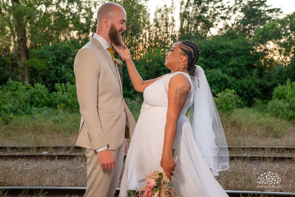 Caroline – Carol – Filipe – Casamento – Hora do Sim – Dia do Sim – Noivo – Noiva – Carro Antigo – Vestido de Noiva – Terno do Noivo – Buquê dos Sonhos - Pelotas - Antonio Rocha