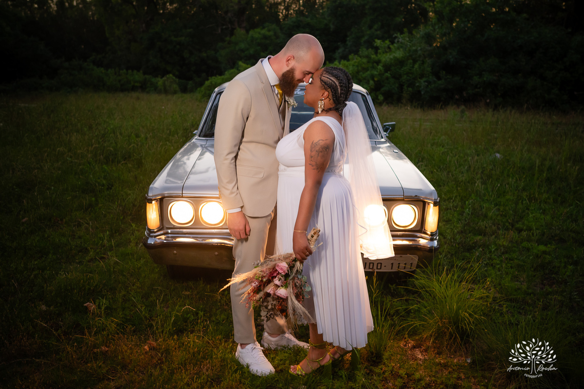 Caroline – Carol – Filipe – Casamento – Hora do Sim – Dia do Sim – Noivo – Noiva – Carro Antigo – Vestido de Noiva – Terno do Noivo – Buquê dos Sonhos - Pelotas - Antonio Rocha