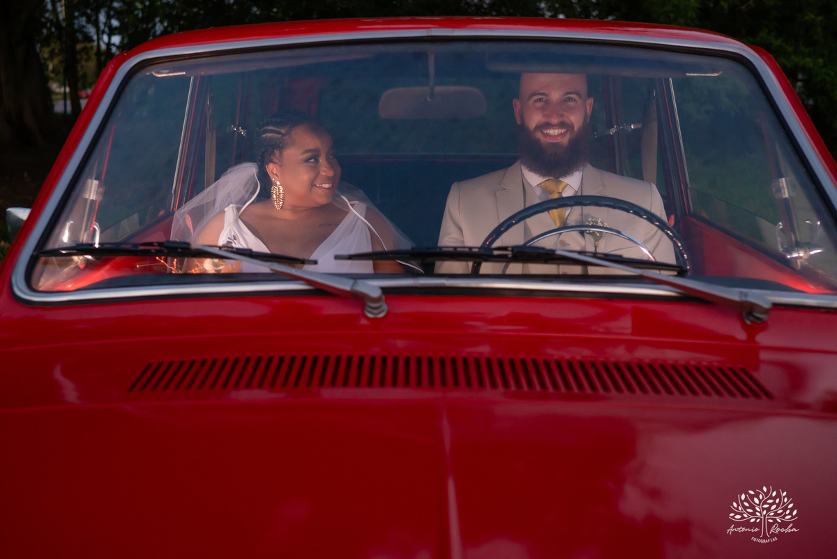 Caroline – Carol – Filipe – Casamento – Hora do Sim – Dia do Sim – Noivo – Noiva – Carro Antigo – Vestido de Noiva – Terno do Noivo – Buquê dos Sonhos - Pelotas - Antonio Rocha