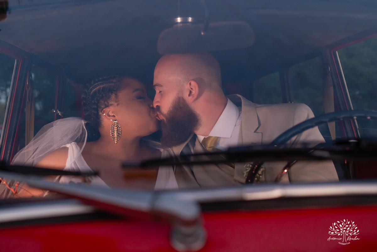 Caroline – Carol – Filipe – Casamento – Hora do Sim – Dia do Sim – Noivo – Noiva – Carro Antigo – Vestido de Noiva – Terno do Noivo – Buquê dos Sonhos - Pelotas - Antonio Rocha