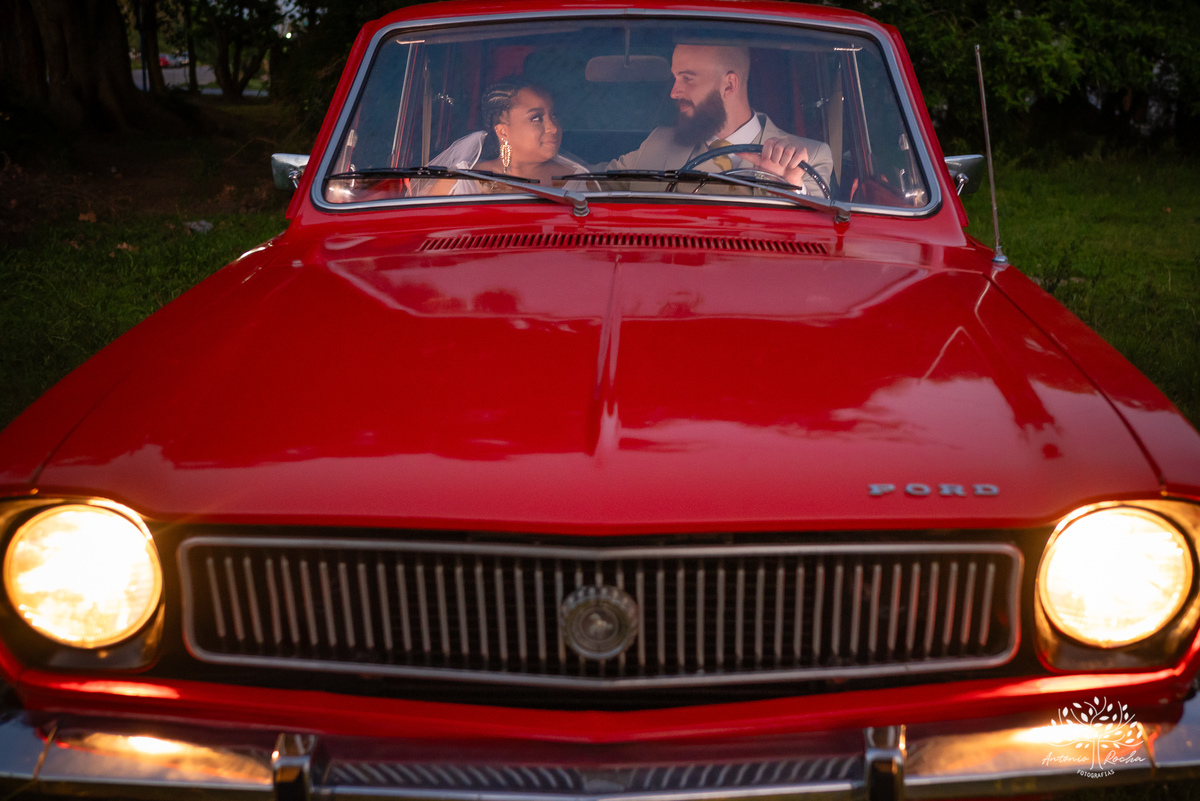 Caroline – Carol – Filipe – Casamento – Hora do Sim – Dia do Sim – Noivo – Noiva – Carro Antigo – Vestido de Noiva – Terno do Noivo – Buquê dos Sonhos - Pelotas - Antonio Rocha