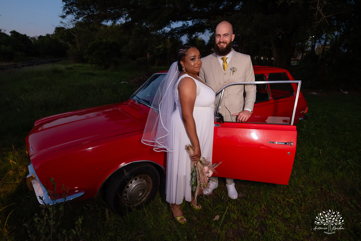 Caroline – Carol – Filipe – Casamento – Hora do Sim – Dia do Sim – Noivo – Noiva – Carro Antigo – Vestido de Noiva – Terno do Noivo – Buquê dos Sonhos - Pelotas - Antonio Rocha