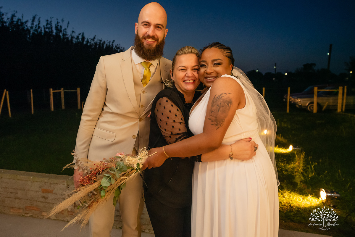 Caroline – Carol – Filipe – Casamento – Hora do Sim – Dia do Sim – Noivo – Noiva – Carro Antigo – Vestido de Noiva – Terno do Noivo – Buquê dos Sonhos - Pelotas - Antonio Rocha