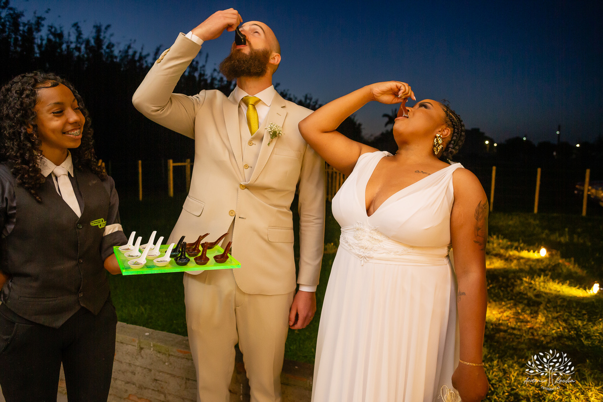 Caroline – Carol – Filipe – Casamento – Hora do Sim – Dia do Sim – Noivo – Noiva – Carro Antigo – Vestido de Noiva – Terno do Noivo – Buquê dos Sonhos - Pelotas - Antonio Rocha