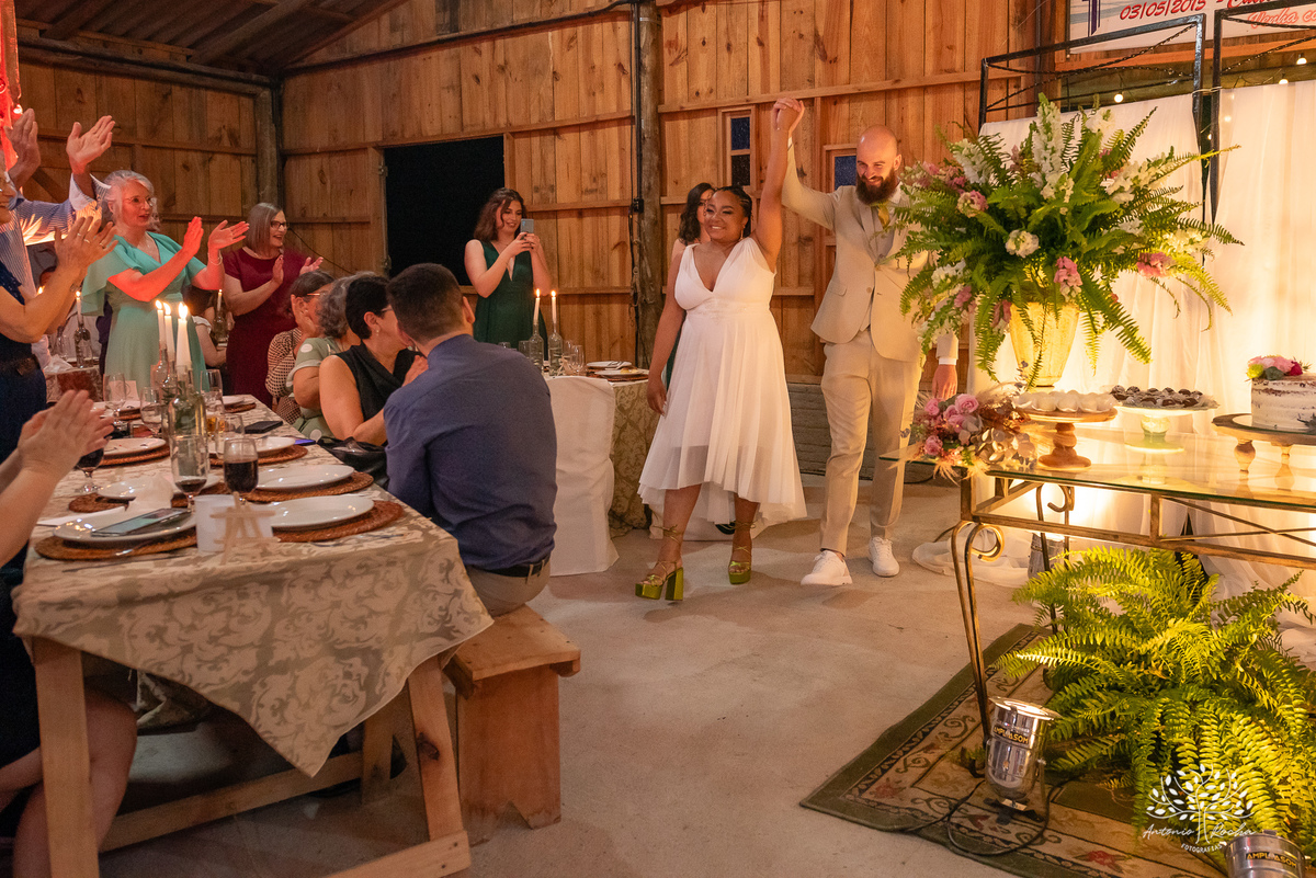 Caroline – Carol – Filipe – Casamento – Hora do Sim – Dia do Sim – Noivo – Noiva – Carro Antigo – Vestido de Noiva – Terno do Noivo – Buquê dos Sonhos - Pelotas - Antonio Rocha