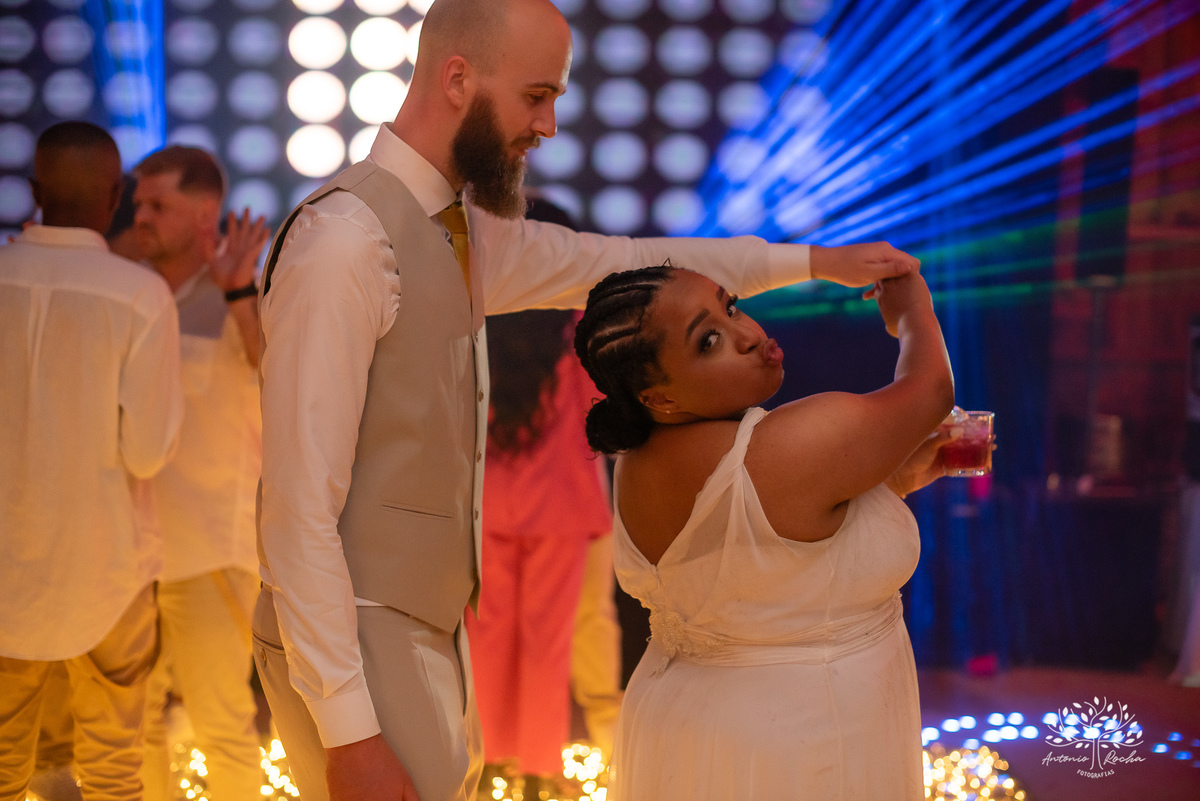 Caroline – Carol – Filipe – Casamento – Hora do Sim – Dia do Sim – Noivo – Noiva – Carro Antigo – Vestido de Noiva – Terno do Noivo – Buquê dos Sonhos - Pelotas - Antonio Rocha