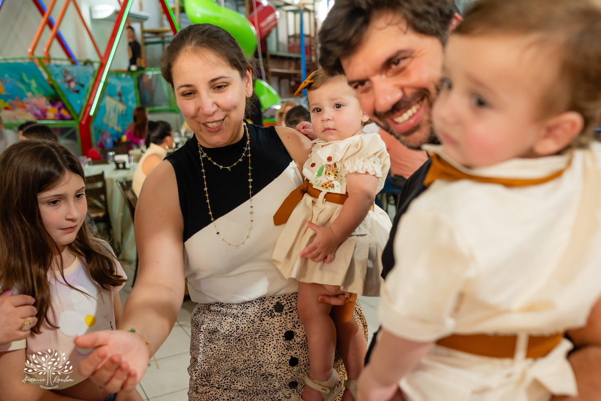 Maria - Luiz - Luanda - Fernando - Pelotas - Santa Catarina - Gêmeos - Irmãos - Pelotas - Antonio Rocha Fotografias - Tio Guigui - Safari - jeep - Menino - Menina - Aventura Safari - cassianoblefestas