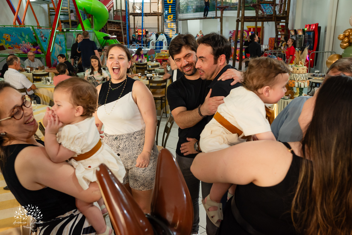 Maria - Luiz - Luanda - Fernando - Pelotas - Santa Catarina - Gêmeos - Irmãos - Pelotas - Antonio Rocha Fotografias - Tio Guigui - Safari - jeep - Menino - Menina - Aventura Safari - cassianoblefestas