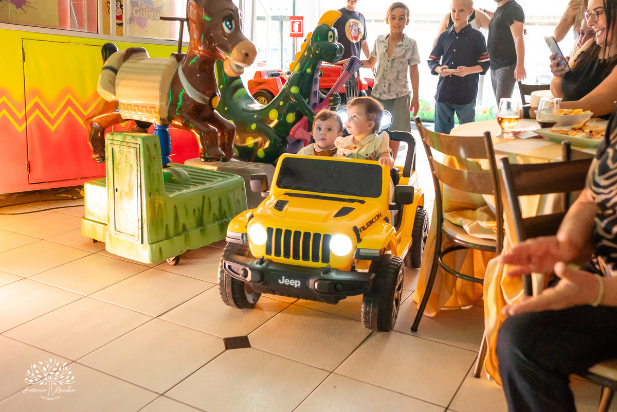 Maria - Luiz - Luanda - Fernando - Pelotas - Santa Catarina - Gêmeos - Irmãos - Pelotas - Antonio Rocha Fotografias - Tio Guigui - Safari - jeep - Menino - Menina - Aventura Safari - cassianoblefestas
