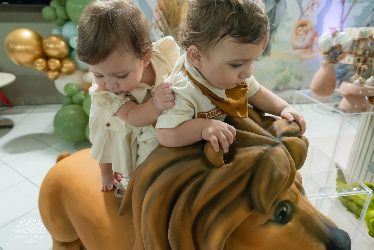 Maria - Luiz - Luanda - Fernando - Pelotas - Santa Catarina - Gêmeos - Irmãos - Pelotas - Antonio Rocha Fotografias - Tio Guigui - Safari - jeep - Menino - Menina - Aventura Safari - cassianoblefestas