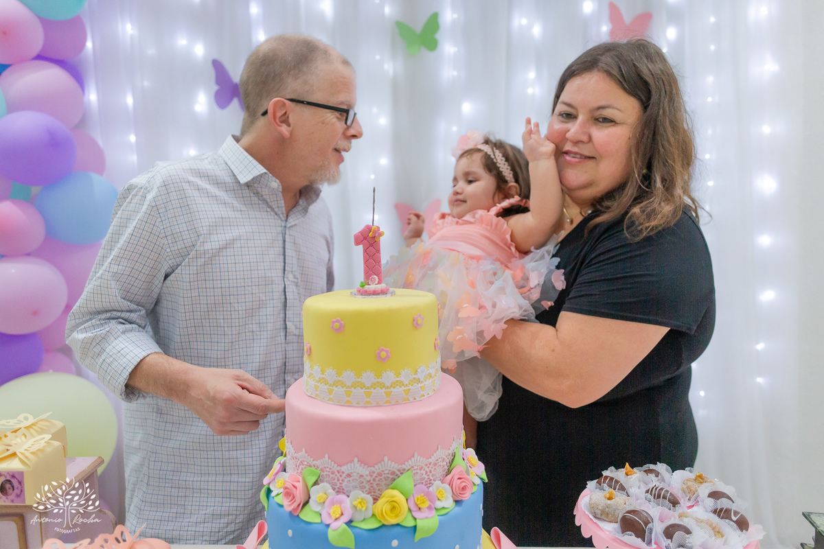 Maria Julia – Cliff Kids - Festa Infantil – Festa de Criança – Fotografia de Família – Decoração de borboleta – Decoração colorida – decoração com arco íris -  asas de borboleta – piscina de bolinhas - Pelotas - Antonio Rocha Fotografias