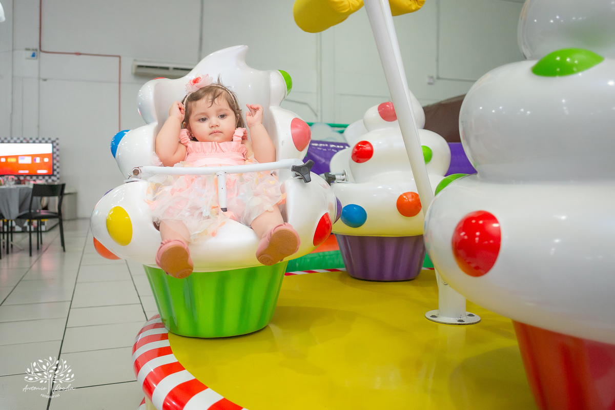 Maria Julia – Cliff Kids - Festa Infantil – Festa de Criança – Fotografia de Família – Decoração de borboleta – Decoração colorida – decoração com arco íris -  asas de borboleta – piscina de bolinhas - Pelotas - Antonio Rocha Fotografias