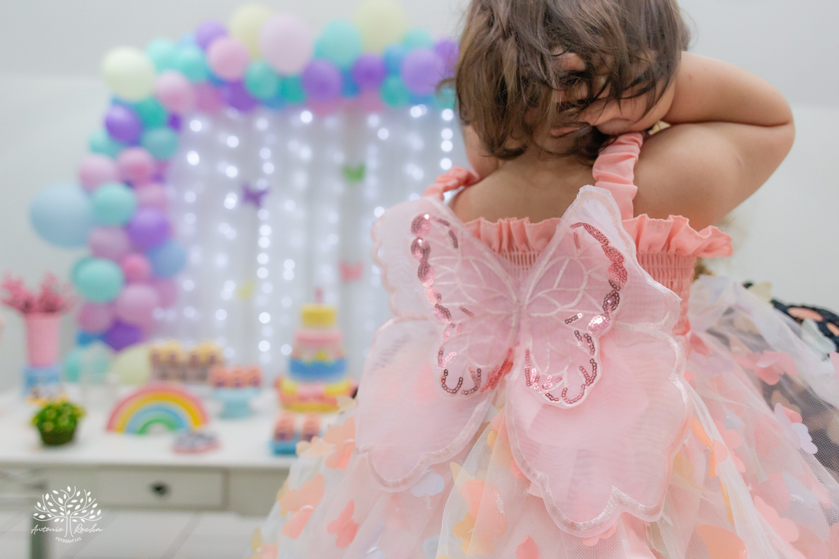 Maria Julia – Cliff Kids - Festa Infantil – Festa de Criança – Fotografia de Família – Decoração de borboleta – Decoração colorida – decoração com arco íris -  asas de borboleta – piscina de bolinhas - Pelotas - Antonio Rocha Fotografias