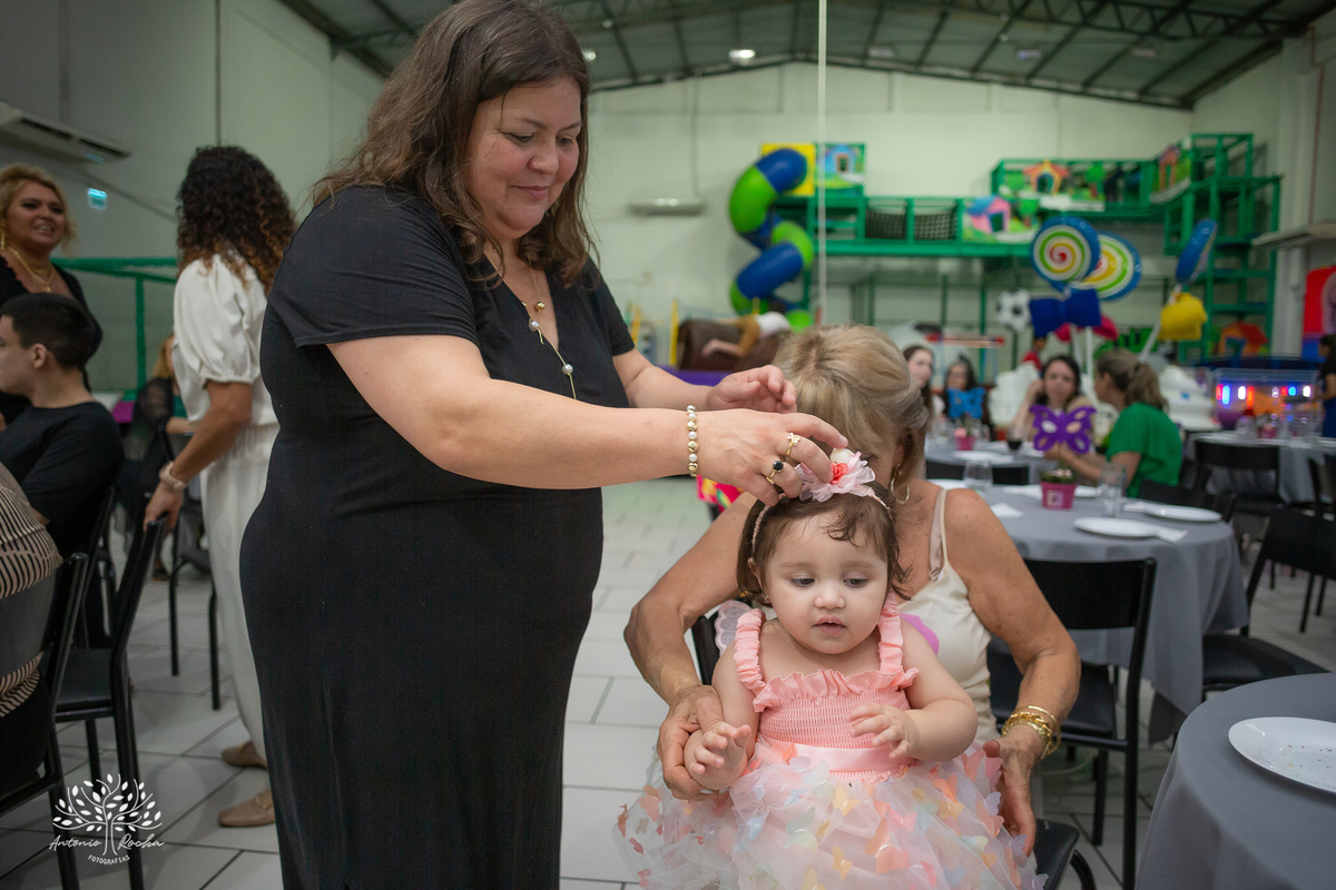 Maria Julia – Cliff Kids - Festa Infantil – Festa de Criança – Fotografia de Família – Decoração de borboleta – Decoração colorida – decoração com arco íris -  asas de borboleta – piscina de bolinhas - Pelotas - Antonio Rocha Fotografias
