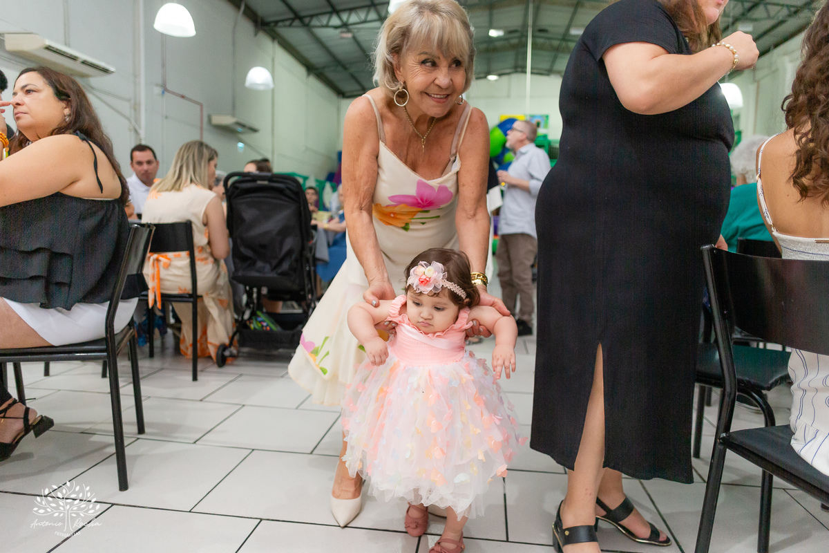 Maria Julia – Cliff Kids - Festa Infantil – Festa de Criança – Fotografia de Família – Decoração de borboleta – Decoração colorida – decoração com arco íris -  asas de borboleta – piscina de bolinhas - Pelotas - Antonio Rocha Fotografias