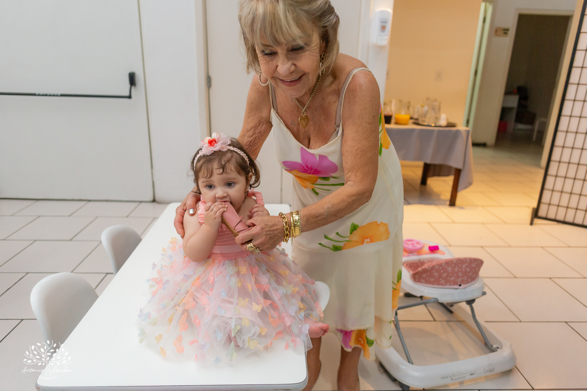 Maria Julia – Cliff Kids - Festa Infantil – Festa de Criança – Fotografia de Família – Decoração de borboleta – Decoração colorida – decoração com arco íris -  asas de borboleta – piscina de bolinhas - Pelotas - Antonio Rocha Fotografias