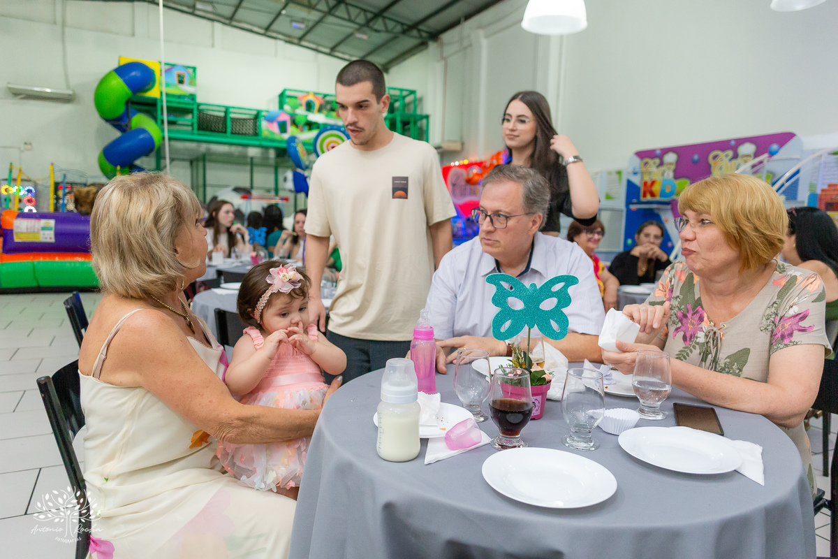 Maria Julia – Cliff Kids - Festa Infantil – Festa de Criança – Fotografia de Família – Decoração de borboleta – Decoração colorida – decoração com arco íris -  asas de borboleta – piscina de bolinhas - Pelotas - Antonio Rocha Fotografias