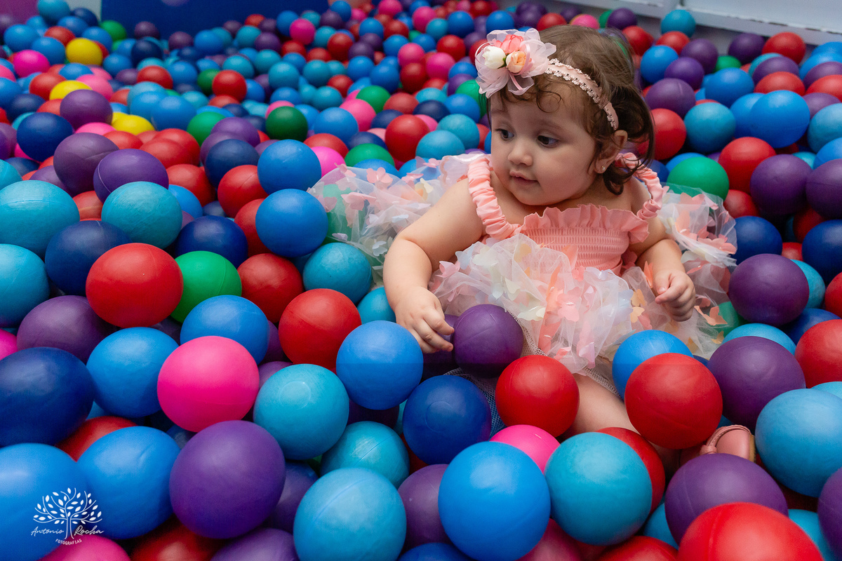 Maria Julia – Cliff Kids - Festa Infantil – Festa de Criança – Fotografia de Família – Decoração de borboleta – Decoração colorida – decoração com arco íris -  asas de borboleta – piscina de bolinhas - Pelotas - Antonio Rocha Fotografias