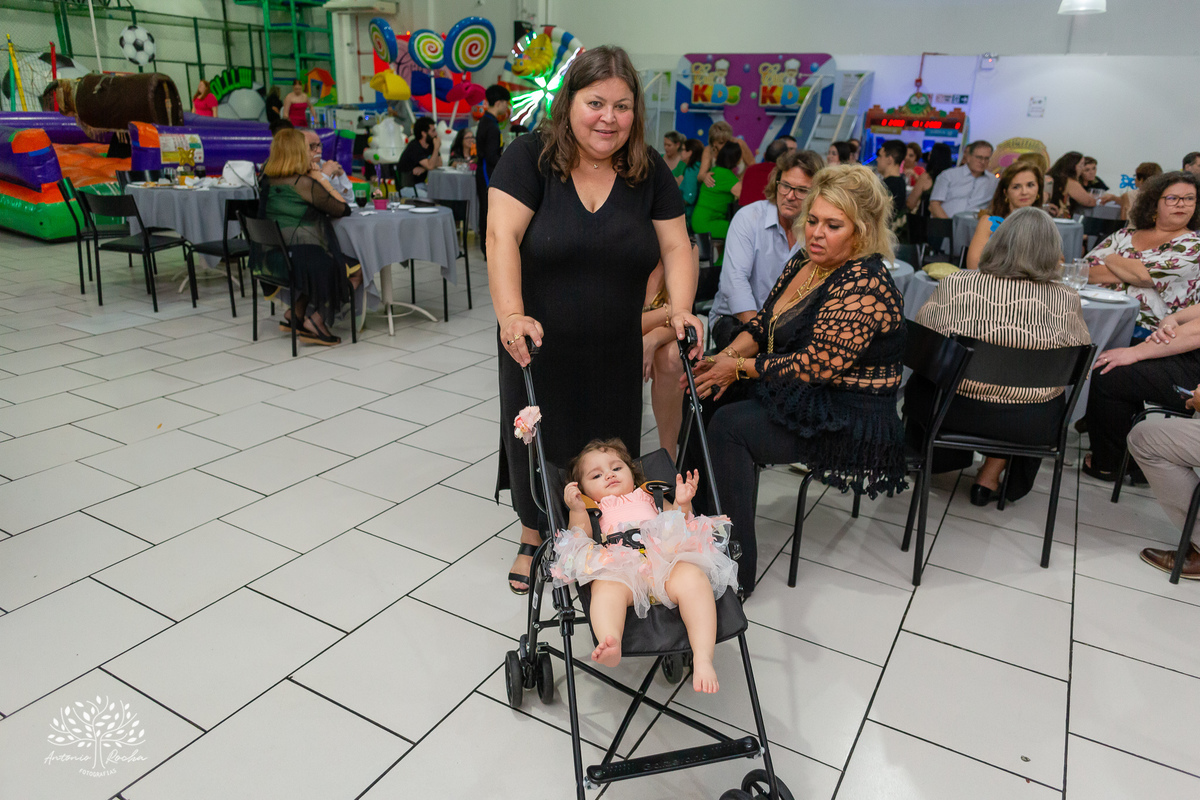 Maria Julia – Cliff Kids - Festa Infantil – Festa de Criança – Fotografia de Família – Decoração de borboleta – Decoração colorida – decoração com arco íris -  asas de borboleta – piscina de bolinhas - Pelotas - Antonio Rocha Fotografias