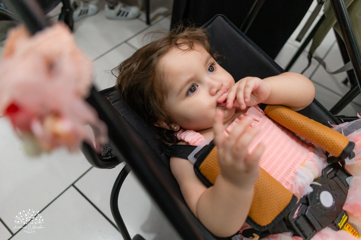 Maria Julia – Cliff Kids - Festa Infantil – Festa de Criança – Fotografia de Família – Decoração de borboleta – Decoração colorida – decoração com arco íris -  asas de borboleta – piscina de bolinhas - Pelotas - Antonio Rocha Fotografias