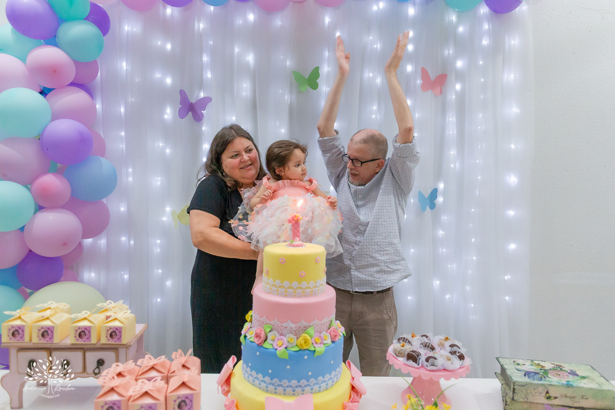 Maria Julia – Cliff Kids - Festa Infantil – Festa de Criança – Fotografia de Família – Decoração de borboleta – Decoração colorida – decoração com arco íris -  asas de borboleta – piscina de bolinhas - Pelotas - Antonio Rocha Fotografias