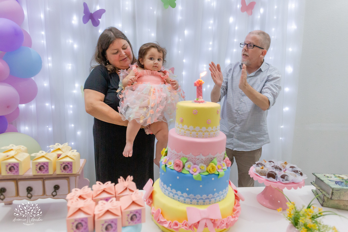Maria Julia – Cliff Kids - Festa Infantil – Festa de Criança – Fotografia de Família – Decoração de borboleta – Decoração colorida – decoração com arco íris -  asas de borboleta – piscina de bolinhas - Pelotas - Antonio Rocha Fotografias