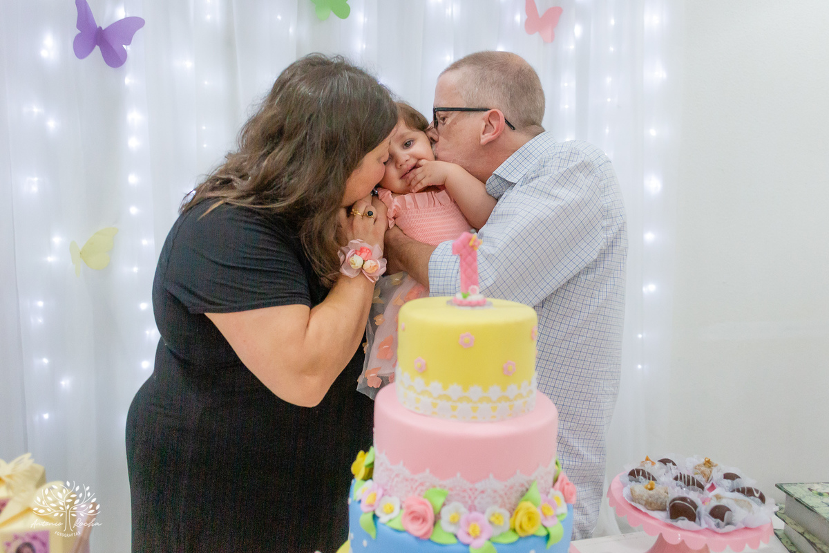 Maria Julia – Cliff Kids - Festa Infantil – Festa de Criança – Fotografia de Família – Decoração de borboleta – Decoração colorida – decoração com arco íris -  asas de borboleta – piscina de bolinhas - Pelotas - Antonio Rocha Fotografias