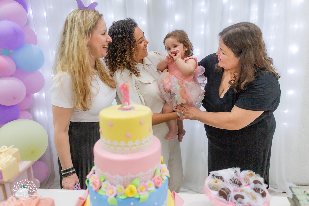 Maria Julia – Cliff Kids - Festa Infantil – Festa de Criança – Fotografia de Família – Decoração de borboleta – Decoração colorida – decoração com arco íris -  asas de borboleta – piscina de bolinhas - Pelotas - Antonio Rocha Fotografias