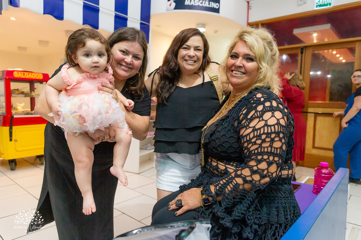 Maria Julia – Cliff Kids - Festa Infantil – Festa de Criança – Fotografia de Família – Decoração de borboleta – Decoração colorida – decoração com arco íris -  asas de borboleta – piscina de bolinhas - Pelotas - Antonio Rocha Fotografias