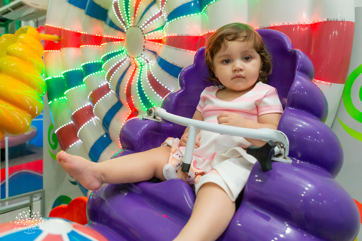 Maria Julia – Cliff Kids - Festa Infantil – Festa de Criança – Fotografia de Família – Decoração de borboleta – Decoração colorida – decoração com arco íris -  asas de borboleta – piscina de bolinhas - Pelotas - Antonio Rocha Fotografias